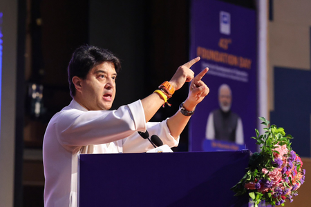 'मेड इन इंडिया' दूरसंचार तकनीकों को दुनिया तक पहुंचाए सी-डॉट, वैश्विक प्रतिस्पर्धा पर दें जोर: सिंधिया
