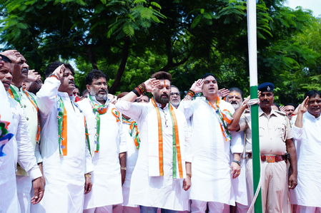 चिराग पासवान ने बिहार प्रदेश कार्यालय में किया ध्वजारोहण, बोले- विकसित भारत के संकल्प के साथ आगे बढ़ें देशवासी