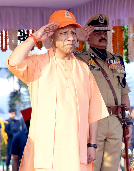 पुलिस स्मृति दिवस पर सीएम योगी ने शहीद जवानों को दी श्रद्धांजलि, परिजनों से मिलकर जाना हाल