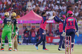 RCB vs RR Playing 11: संजू सैमसन के बिना ही उतरेगी राजस्‍थान, रियान पराग प्‍लेइंग 11 में कर सकते बड़ा बदलाव