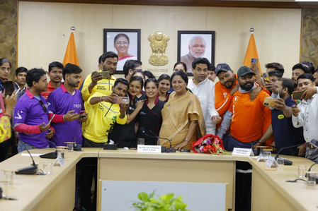 दिल्ली की मुख्यमंत्री ने बजट से पहले कामगारों और किसानों से बातचीत की