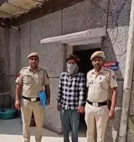 दिल्ली पुलिस ने 15 मामलों में शामिल आरोपी को किया गिरफ्तार, चोरी की स्कूटी व मोबाइल बरामद