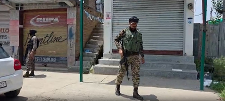 शोपियां में सेना, पुलिस और सीआरपीएफ की आतंकवादरोधी कार्रवाई जारी