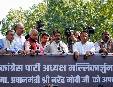 प्रधानमंत्री मोदी के खिलाफ खड़गे की 'अपमानजनक' टिप्पणी को लेकर भाजपा ने देशभर में विरोध प्रदर्शन किया