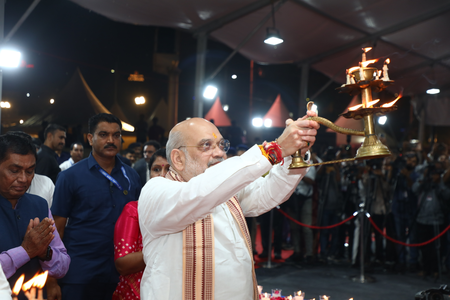 अहमदाबाद के कांकरिया लेकफ्रंट पर दीपोत्सव का भव्य नजारा, गृह मंत्री शाह ने 'आशीर्वाद का दीया' जलाकर दी शुभकामनाएं