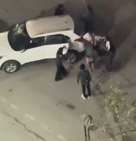 कार का हॉर्न बजाने पर युवक-युवतियों से मारपीट, कई संगठनों ने किया प्रदर्शन