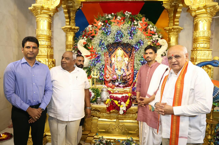 गुजरात: सीएम भूपेंद्र पटेल ने नवरात्रि के नौवें दिन वरदायिनी माताजी मंदिर में पूजा-अर्चना की