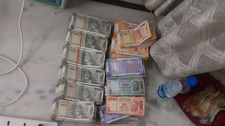 तेलंगाना : दो अधिकारियों के घर छापेमारी, 24 लाख कैश और कीमती सामान बरामद