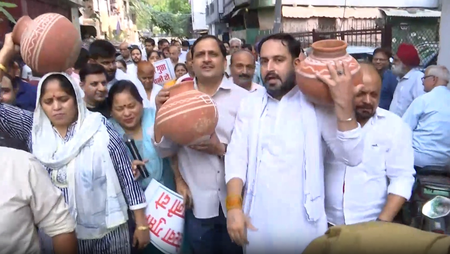 दिल्ली के तिमारपुर में पानी की किल्लत को लेकर बवाल, लोगों ने कहा- भाजपा के चुनावी वादे फेल