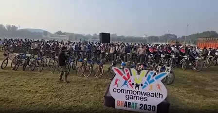 वाराणसी में साइकिल रैली का आयोजन, मंत्री दयाशंकर मिश्रा और पद्म विभूषण राजन मिश्रा भी शामिल हुए