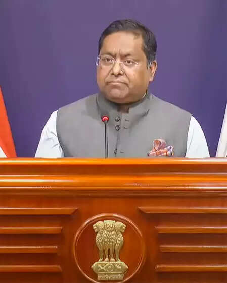 लुटनिक की टिप्पणी पर विदेश मंत्रालय की खरी-खरी, '2025 में पीएम मोदी और राष्ट्रपति ट्रंप के बीच आठ बार हुई बात'