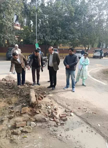 ग्रेटर नोएडा के डेल्टा वन में दूषित जलापूर्ति की शिकायत पर एसीईओ ने किया स्थलीय निरीक्षण, सभी शिकायतें निस्तारित