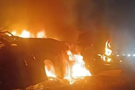 आंध्र प्रदेश: टाटा-एर्नाकुलम एक्‍सप्रेस में लगी भीषण आग, दो डिब्बे जलकर खाक