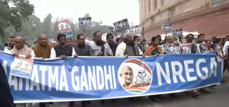 मनरेगा का नाम बदलने के विरोध में विपक्ष ने संसद भवन में निकाला मार्च, पूछा-क्या है परेशानी