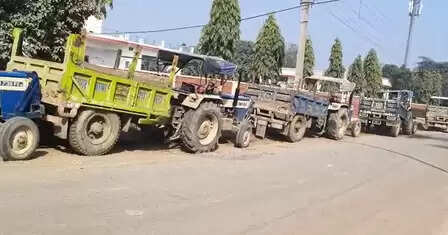 धौलपुर में प्रतिबंधित चंबल बजरी खनन पर पुलिस की बड़ी कार्रवाई, 12 ट्रैक्टर-ट्रॉलियां जब्त