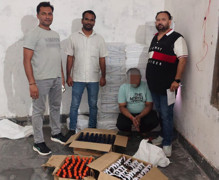 दिल्ली के जाफराबाद में अवैध शराब के गोदाम पर छापा, 1,576 क्वार्टर बरामद, आरोपी गिरफ्तार