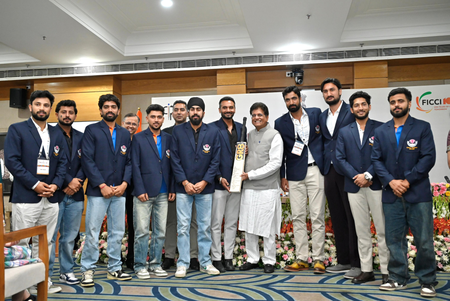 जम्मू-कश्मीर क्रिकेट टीम ने पीयूष गोयल को भेंट किया जीआई-टैग वाला 'विलो बैट'