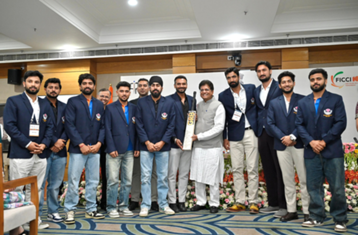 जम्मू-कश्मीर क्रिकेट टीम ने पीयूष गोयल को भेंट किया जीआई-टैग वाला 'विलो बैट'