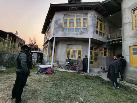 जम्मू-कश्मीर में आतंकवाद की कमर तोड़ने वाला एक्शन, सुरक्षाबलों ने छापे के बाद हिरासत में लिए कई संदिग्ध