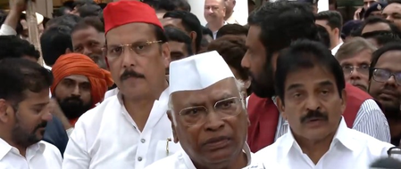 'लोकतांत्रिक अधिकारों को लगातार कमजोर कर रही सरकार'; राहुल गांधी और खड़गे का आरोप