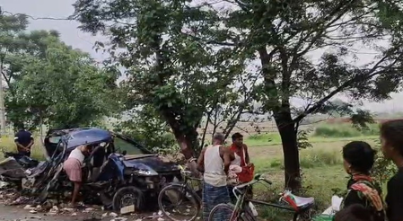 बिहार: कार के पेड़ से टकराते ही सड़क पर बिखरीं शराब की बोतलों पर टूट पड़े लोग, बोरे-गमछे और थैले में भरकर ले गए