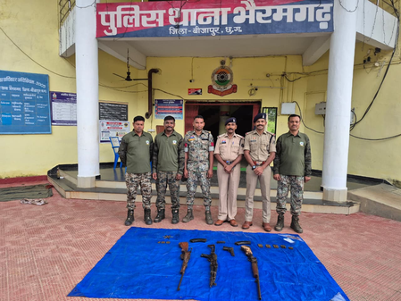 बीजापुर: जंगल में छिपाकर रखा गया हथियारों का जखीरा बरामद, एके-47 समेत चार हथियार और 76 जिंदा कारतूस जब्त