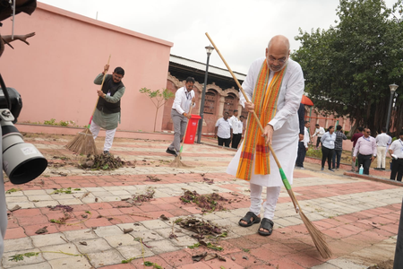 पीएम मोदी के जन्मदिन पर गृह मंत्री अमित शाह का स्वच्छता संदेश, वडनगर में दिव्यांग बच्चों संग लगाए 76 पौधे
