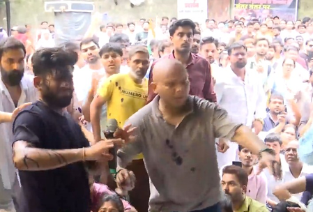 दिल्ली: जंतर-मंतर पर सीजेपी के संस्थापक अभिजीत दीपके पर स्याही फेंकी गई