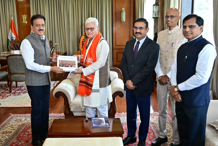 महाराष्ट्र: मंत्री गिरीश महाजन ने राज्यपाल को दिया सिंहस्थ कुंभ मेला ध्वजारोहण समारोह का निमंत्रण, राष्ट्रपति भी रहेंगी मौजूद