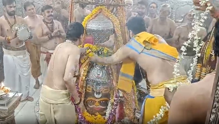 बाबा महाकाल का भव्य शृंगार, भस्म आरती में बड़ी संख्या में श्रद्धालुओं की मौजूदगी