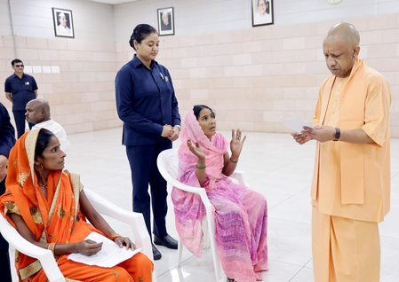 जनता दर्शन : सीएम योगी ने महिला को गाय देने और दिव्यांग की भूमि से अवैध कब्जा हटाने का दिया निर्देश