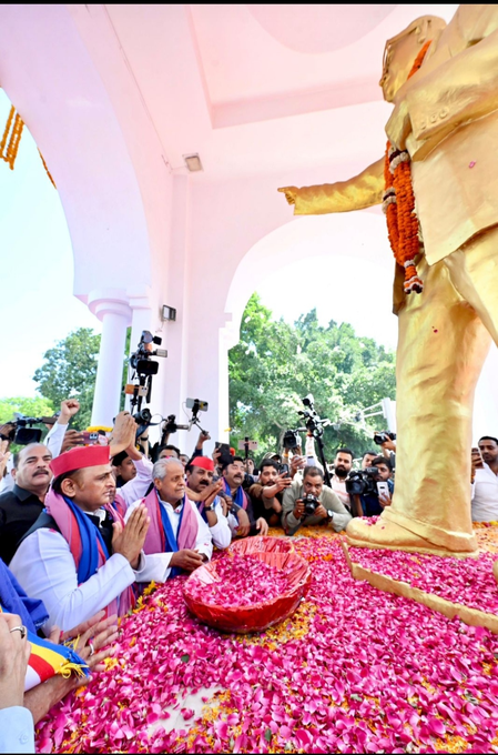 संविधान लोहे की तलवार, इसे बचाना हमारा संकल्प: अखिलेश यादव