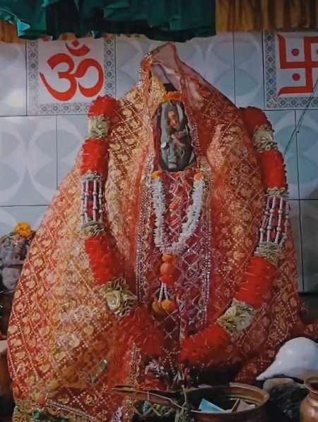 उत्तराखंड में देवदार के जंगलों के बीच स्थित चमत्कारी मंदिर, जहां दिन में तीन बार बदलता है देवी की मूर्ति का रंग