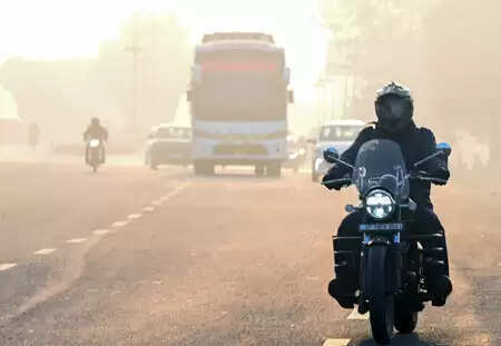 दिल्ली-एनसीआर में शीतलहर का प्रकोप, न्यूनतम पारा 3–4 डिग्री तक लुढ़का, एक्यूआई अब भी लाल निशान में