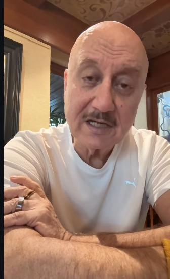 म्यूजिकल कॉमेडी के साथ मंच पर लौट रहे हैं अनुपम खेर, 'जाने पहचाने अनजाने' का हुआ ऐलान