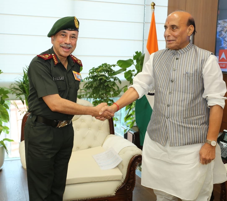 रक्षा मंत्री से मिले नए सीडीएस और नौसेना प्रमुख, सैन्य नेतृत्व के नए दौर की शुरुआत