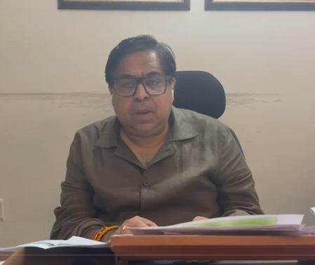 बिल्डिंग हादसे पर सियासी वार: दिल्ली सरकार ने कहा- 'आप-कांग्रेस कर रही हैं राजनीति'