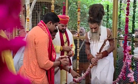वृंदावन: बृजभूषण शरण सिंह ने लिया रितेश्वर महाराज का आशीर्वाद, कहा- गुरु का दर्शन करने आया हूं