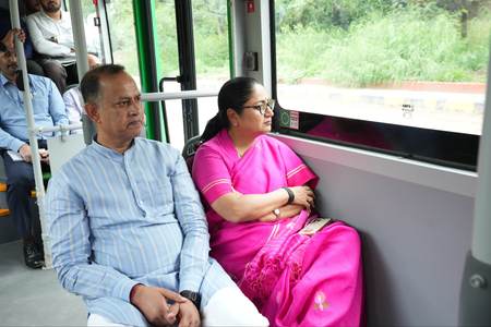बारिश के बीच डीटीसी बस से निकलीं सीएम रेखा गुप्ता, जलभराव और सड़कों का लिया जायजा