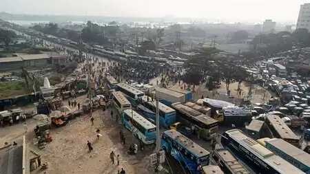 इंसाफ की मांग को लेकर सड़कों पर उतरे हादी के समर्थक, आवाजाही बाधित