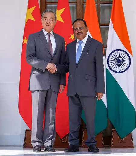 इस साल चीन और भारत के बीच संबंधों में हुए सुधार: चीनी विदेश मंत्री