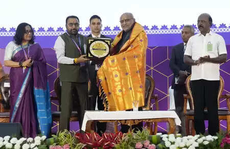 भारत की पारंपरिक चिकित्सा प्रणालियां जीवंत परंपराएं हैं, अतीत के अवशेष नहीं: उपराष्ट्रपति