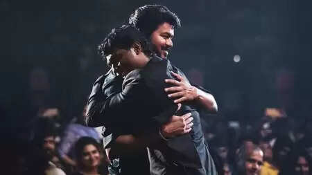 'मेरे भाई, मेरे थलपति', 'जना नायकन' ऑडियो लॉन्च में विजय की बात करते हुए इमोशनल हुए एटली