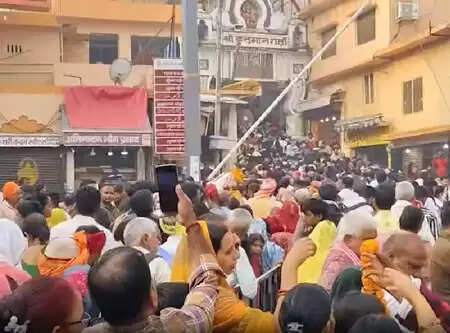 कार्तिक पूर्णिमा पर हनुमान गढ़ी मंदिर में लगा भक्तों का तांता, श्रद्धालुओं पर की गई पुष्प वर्षा