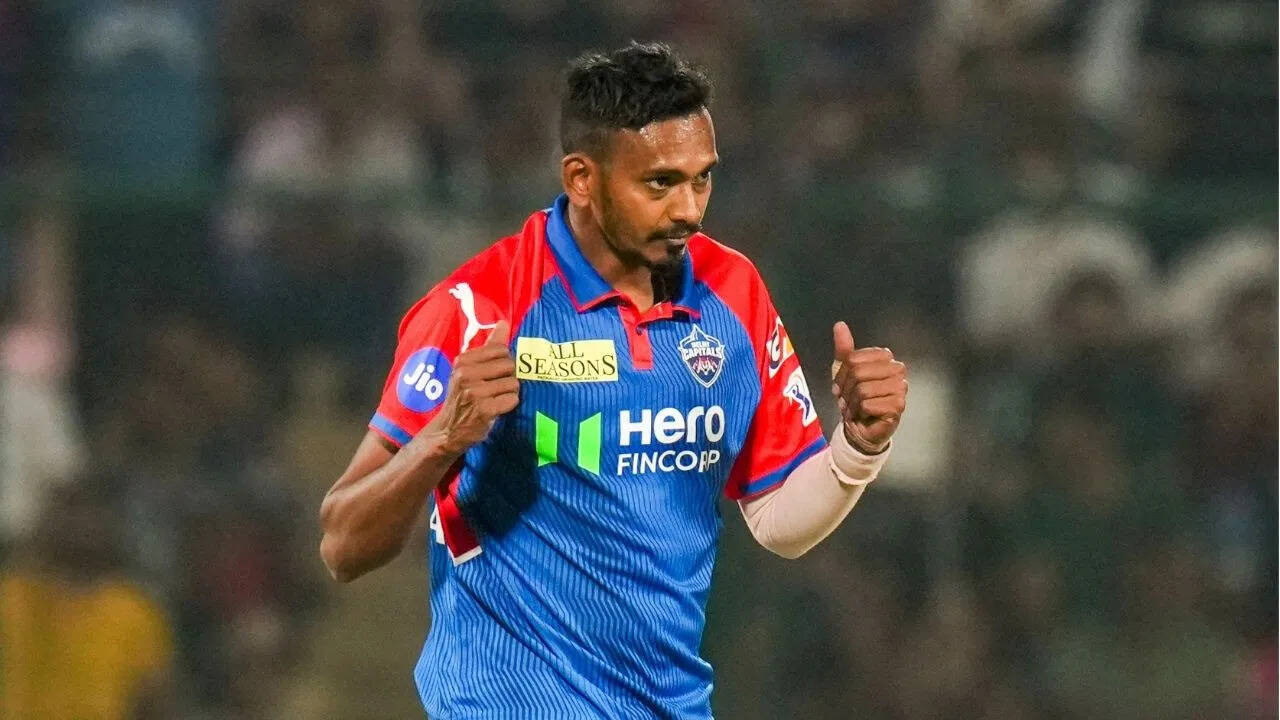 DC vs KKR: ये इंसान है या सुपरमैन, हवा में उड़कर गेंद पर झपटा और लपक लिया हैरतअंगेज कैच, Video