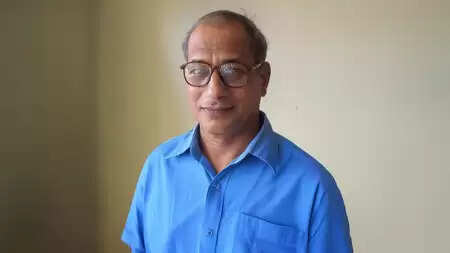 स्मृति शेष 'मंगलेश' : 'पहाड़ पर लालटेन' जलाकर 'नए युग में शत्रु' तलाशता शब्दशिल्पी