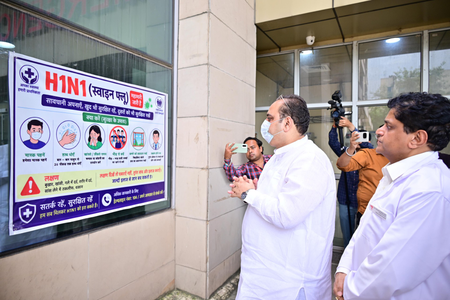 दिल्ली के स्वास्थ्य मंत्री ने इंदिरा गांधी अस्पताल में एच1एन1 से निपटने की तैयारियों का जायजा लिया