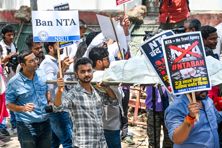 नीट पेपर लीक को लेकर एनएसयूआई का विरोध प्रदर्शन, धर्मेंद्र प्रधान के इस्तीफे की मांग