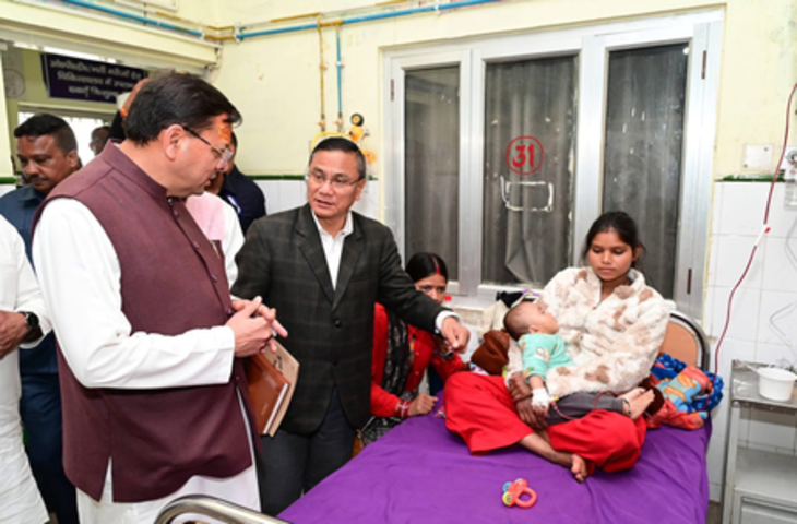 पिथौरागढ़ : मुख्यमंत्री पुष्कर सिंह धामी ने जिला अस्पताल पहुंच मरीजों का जाना हालचाल