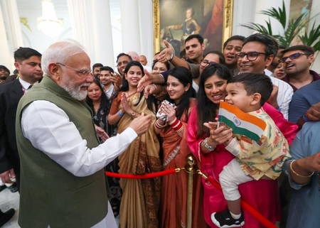 फ्रांस में गूंजे 'मोदी-मोदी' के नारे, भारतीय समुदाय बोला-पीएम ने युवाओं और स्टार्टअप इकोसिस्टम को नई प्रेरणा दी